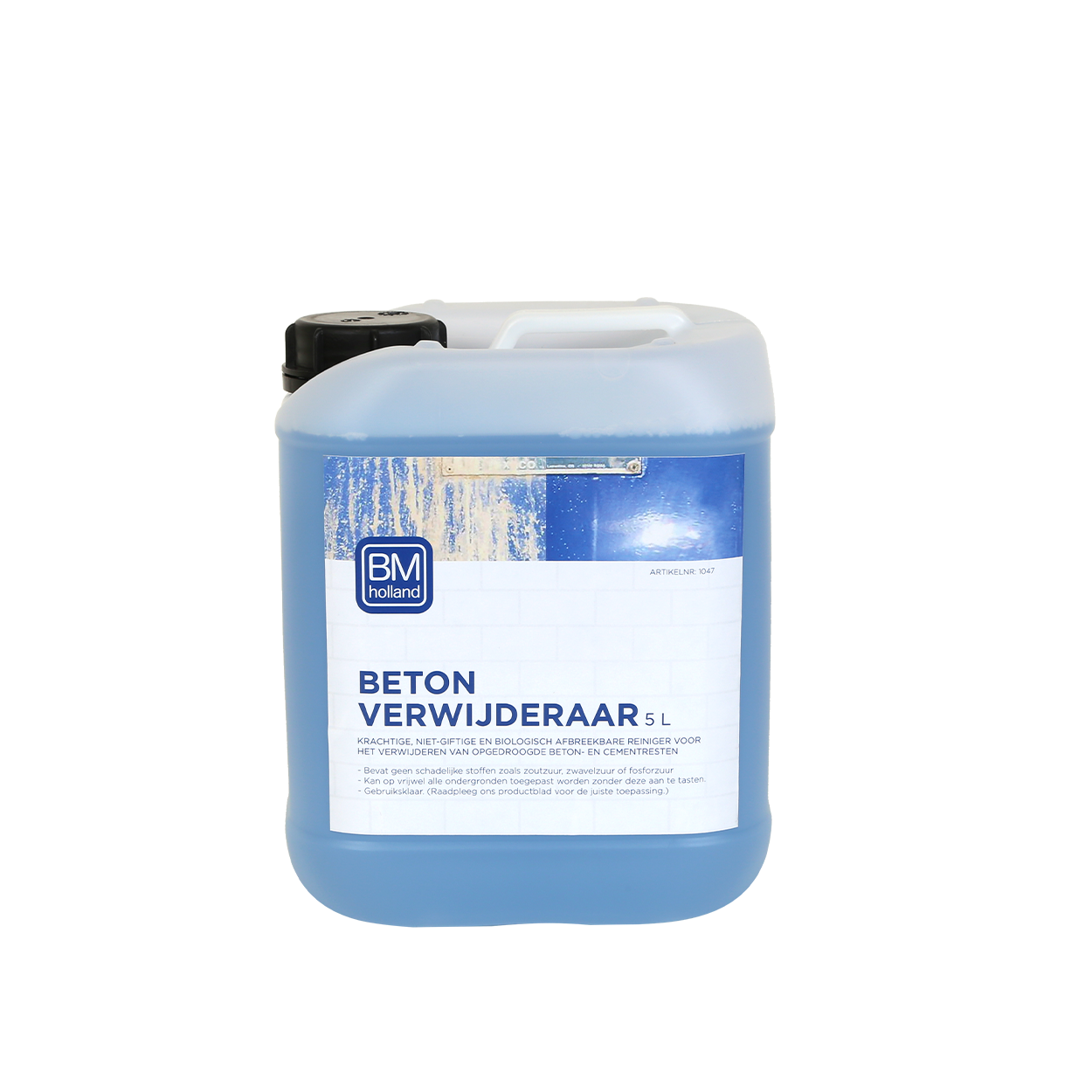 Een plastic verpakking van 5 liter met BM Beton Verwijderaar BIO, een betonverwijderaar, voorzien van een blauw etiket en een zwarte dop. De verpakking staat tegen een effen witte achtergrond.