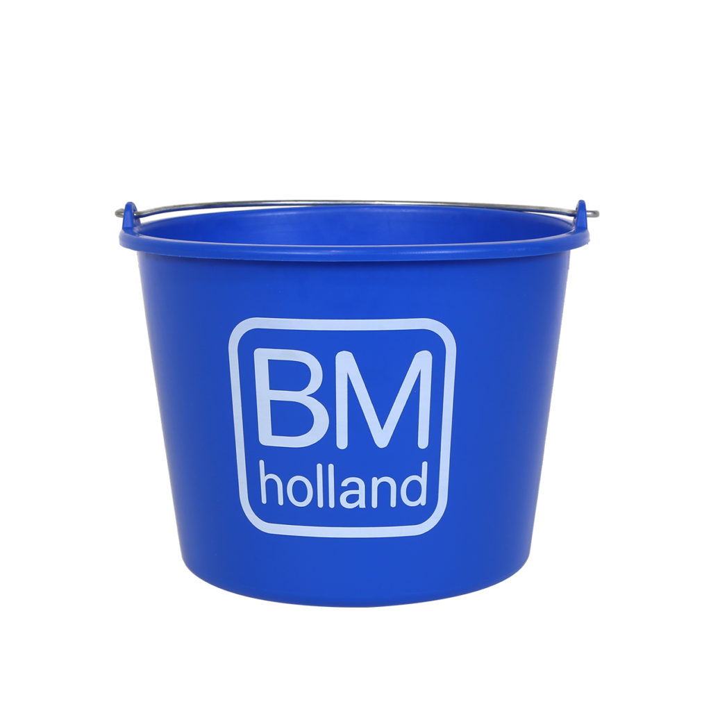 Een blauwe plastic BM-Emmer-emmer met een metalen handvat en de witte tekst „BM holland“ op de zijkant, afgebeeld tegen een effen witte achtergrond.