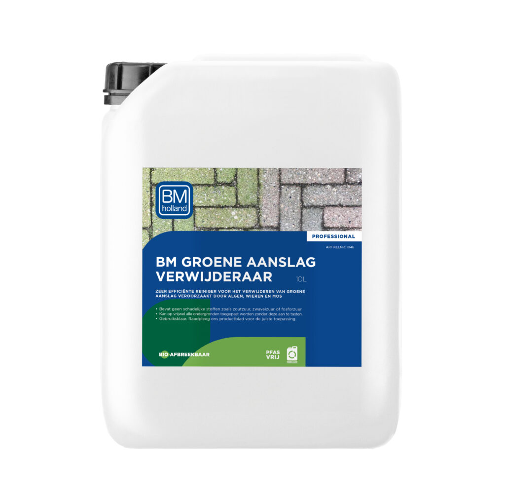 Een witte container van 10 liter met BM Groene Aanslag Verwijderaar, voorzien van een etiket en afbeeldingen van terrastegels vóór en na het verwijderen van groene algen.