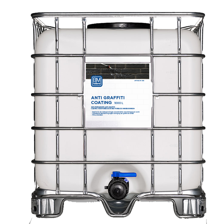 Een grote witte industriële container met een metalen kooi, voorzien van het etiket „Anti Graffiti Coating 1000L“ van BM Kimya. Aan de onderkant zit een blauwe tuit om de vloeistof uit te gieten.
