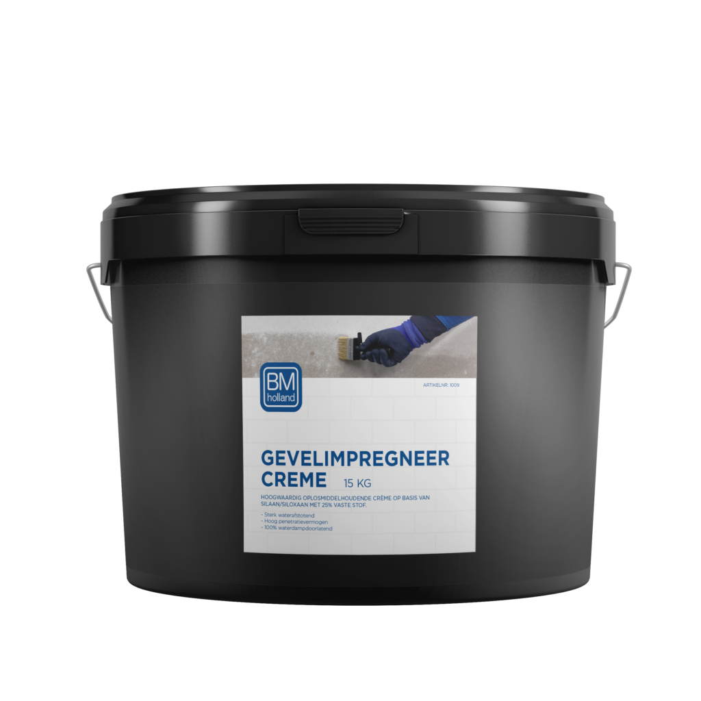 Een zwarte plastic emmer met het opschrift „BM Gevelimpregneer Creme 15 KG”, waarop een foto staat van een hand met een handschoen die crème op een muur aanbrengt.
