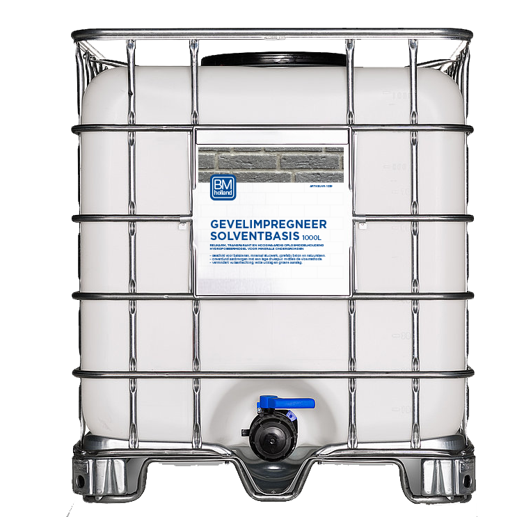 Een grote witte container van 1000 liter met een metalen kooi en een blauwe uitloop, voorzien van het etiket „BM Gevelimpregneer Solventbasis 1000L“ voor gevelimpregnering.