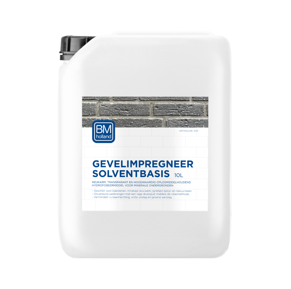 Een witte container van 10 liter met een zwarte dop, voorzien van het etiket „BM Gevelimpregneer Solventbasis“ van BM Holland, met op de voorkant een afbeelding van een bakstenen muur.