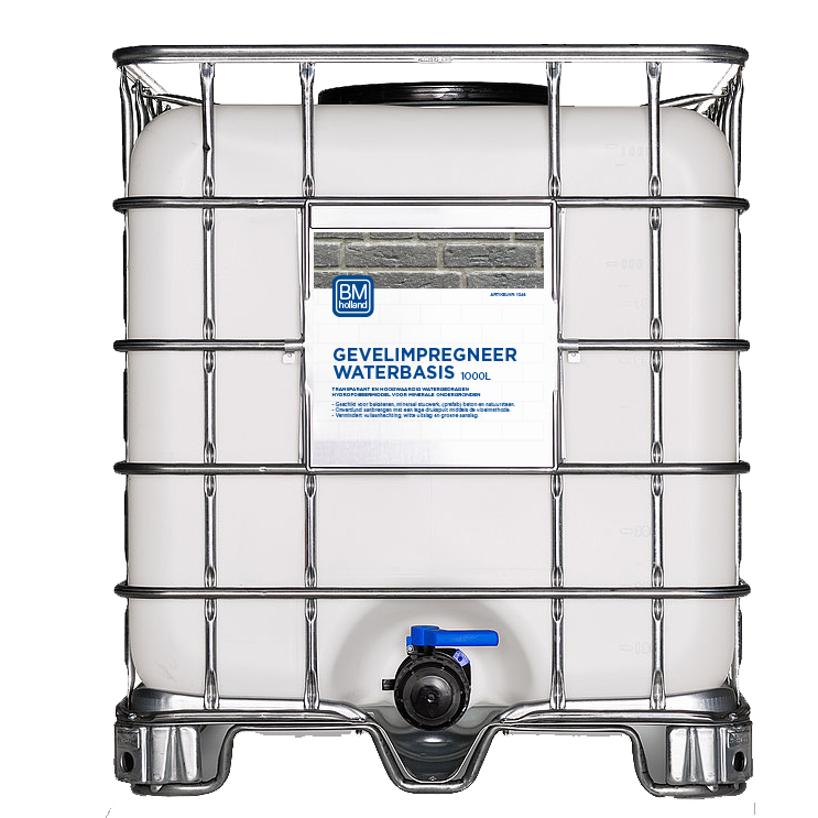 Een grote witte vloeistofcontainer met een metalen kooi, een blauwe klep en een etiket op de voorkant met de tekst „BM Gevelimpregneer Waterbasis 1000L”.