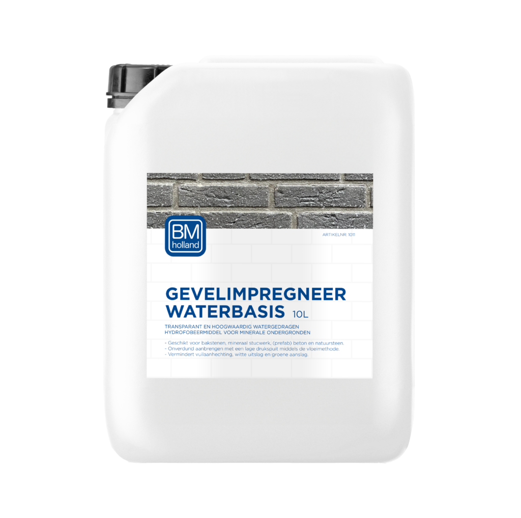 Een witte container van 10 liter met een zwarte dop, voorzien van het etiket ‘BM Gevelimpregneer Waterbasis’. Op het etiket staat een bakstenen muur afgebeeld en productinformatie in het Nederlands.