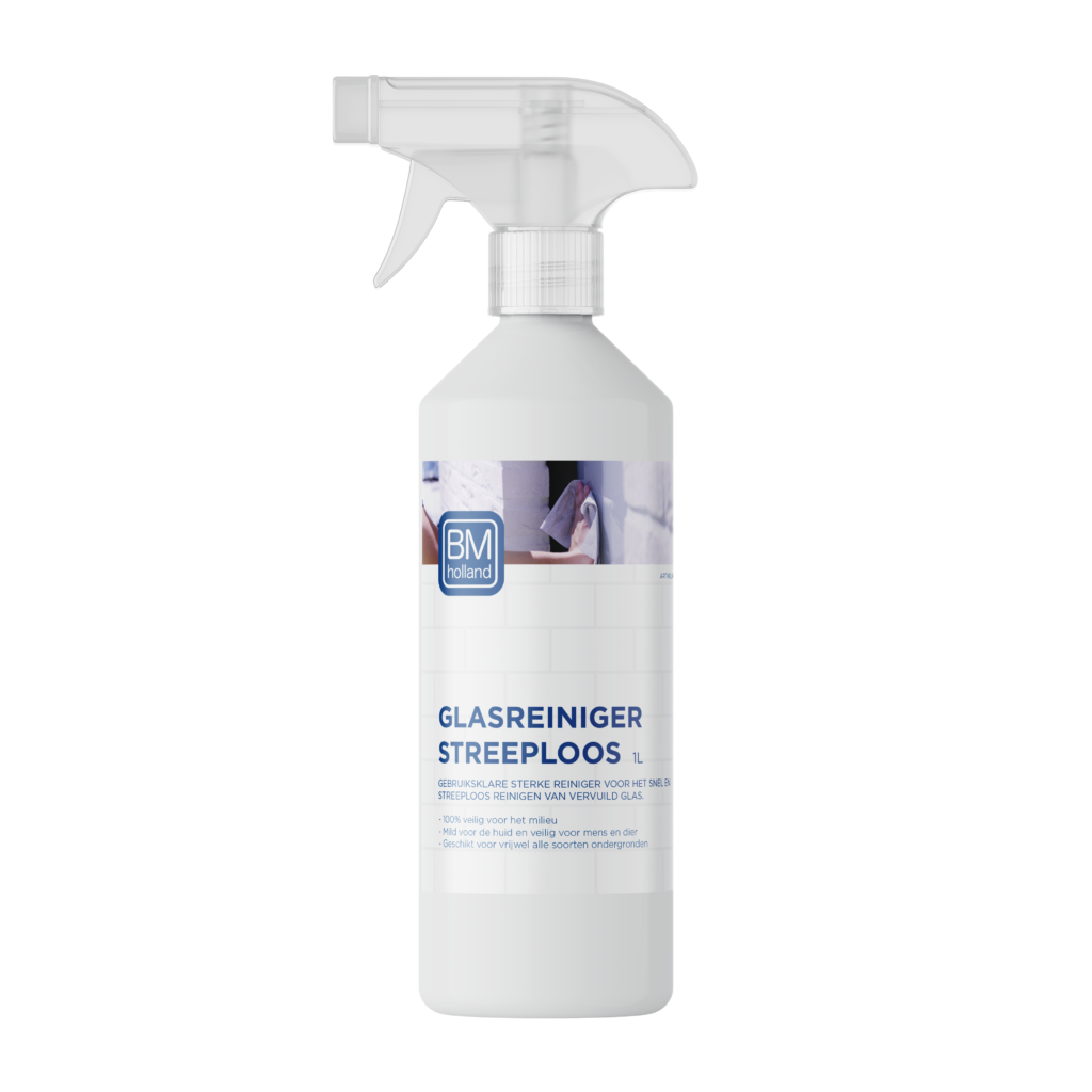 Een witte spuitfles met het opschrift „BM Glasreiniger Streeploos 1L”, met een blauw-wit ontwerp, staat rechtop tegen een effen witte achtergrond.