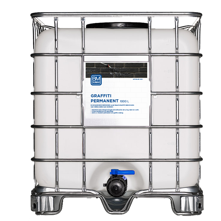 Een grote witte industriële container met een metalen kooi, een blauwe uitloop en een etiket met de tekst „Graffiti Permanent 1000 L“.