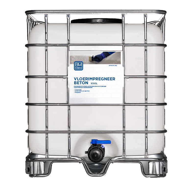 Grote witte industriële container met een metalen kooi, een blauwe uitloop aan de onderkant en een etiket met de tekst „Vloerimpregneer Beton 1000L”, waarop een afbeelding te zien is van een hand die een vloeistof op een oppervlak aanbrengt.