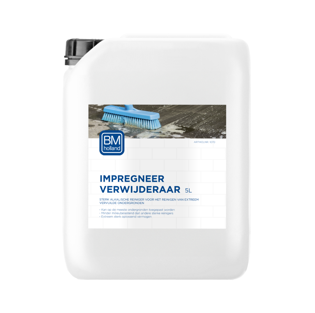 Een witte container van 5 liter met BM Impregneer Verwijderaar, voorzien van een etiket waarop een blauwe schrobborstel te zien is die een betegeld oppervlak schoonmaakt.