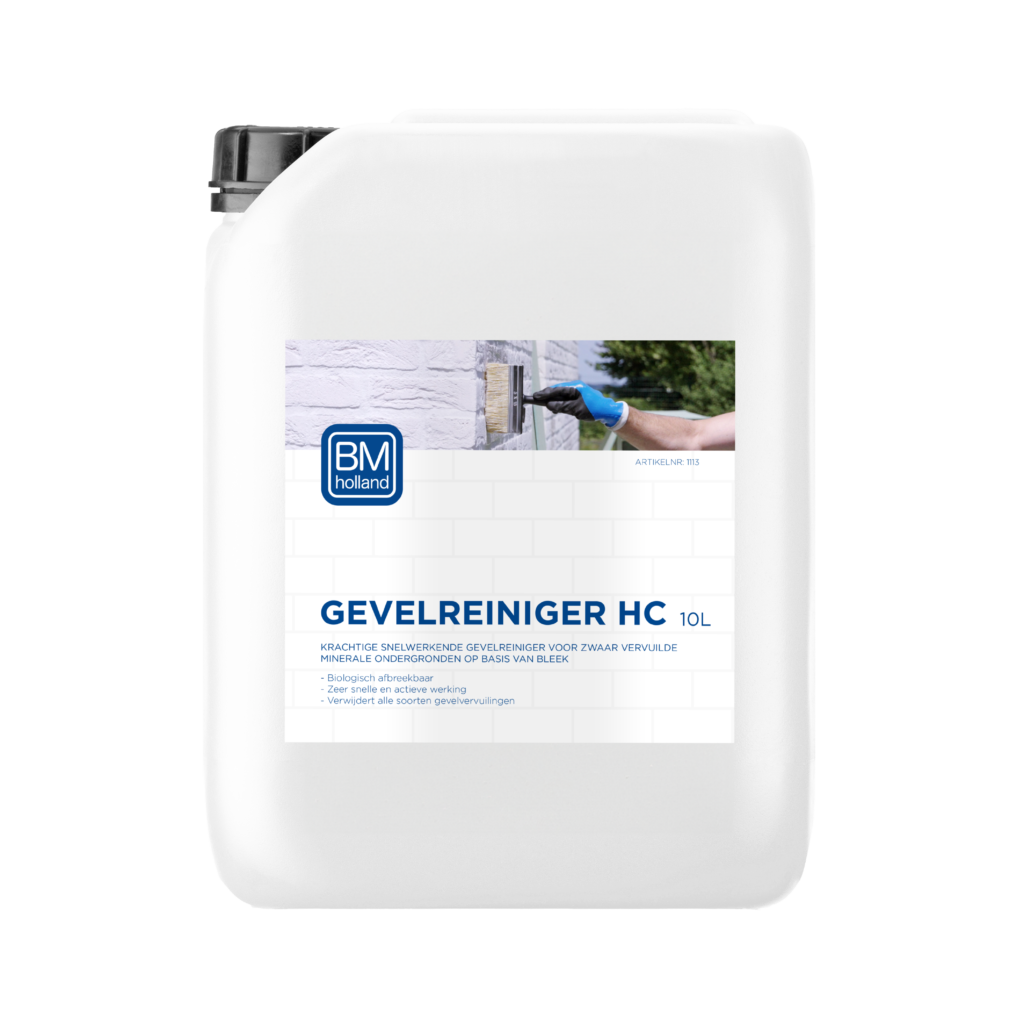 Een verpakking van 10 liter BM Gevelreiniger HC, wit van kleur en voorzien van een afbeelding van een hand met een handschoen die een bakstenen muur schoonmaakt.
