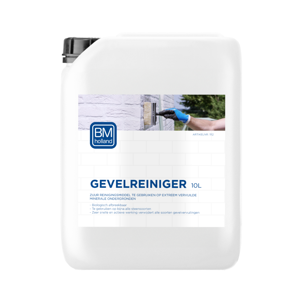 Er is een witte container van 10 liter te zien met het opschrift „BM Gevelreiniger 10L” in blauwe letters en het BM Holland-logo, terwijl een hand met een handschoen een witte bakstenen muur met een borstel schoonmaakt.